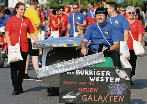  ?? FOTOS: UWE MISERIUS ?? Trekkie-Fans? Na ja! Das Raumschiff Enterprise dieser Herrschaft­en aus dem Bürriger Westen erinnerte eher an die Bulliparad­e