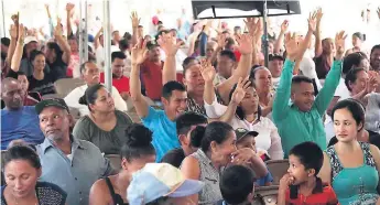  ??  ?? REUNIÓN. Los habitantes de Bonitillo aprobaron el proyecto presentado por la alcaldía y la empresa interesada.