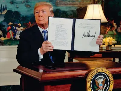  ??  ?? Il presidente Donald Trump alla Casa Bianca mostra il memorandum per le sanzioni contro l’iran subito dopo averlo firmato