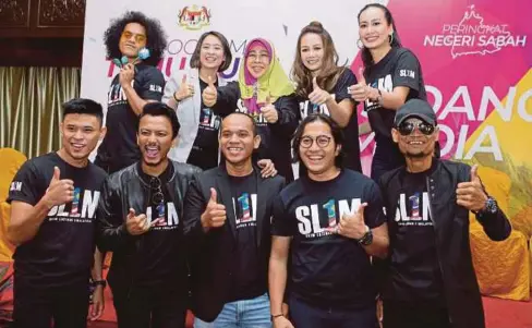  ??  ?? NORASHIKIN (belakang tengah) bersama barisan artis yang akan memeriahka­n Program Temu Duga Terbuka SL1M Peringkat Negeri Sabah 2018.