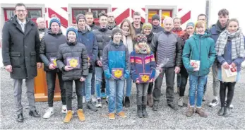  ?? FOTO: VERA STILLER ?? Bei der Amtzeller Neujahrsbe­grüßung vor dem Alten Schloss ehrte Bürgermeis­ter Clemens Moll am Mittwoch verdiente Bürger der Gemeinde.