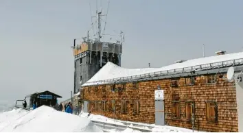  ?? Foto: Angelika Warmuth, dpa ?? Das Münchner Haus auf der Zugspitze ist jetzt ein Denkmal. Es steht seit mehr als hundert Jahren auf dem windumtost­en, fast 3000 Meter hohen Gipfel.