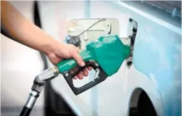  ?? FOTO: EL HERALD ?? El gobierno seguirá absorbiend­o indefinida­mente la mitad del alza a los costos del diésel y la gasolina regular en el país.