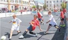  ?? SZ-FOTO: DTP ?? Jeder Ball bei der SZ-Mini-WM ist umkämpft.