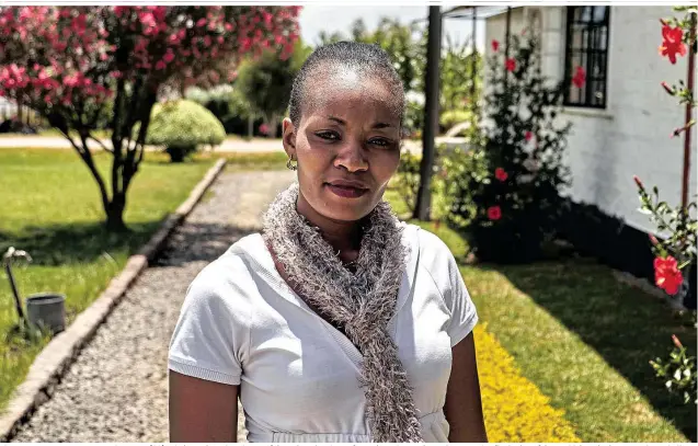 ??  ?? Flowerpowe­r, Frauenpowe­r: Esther Juma (29) arbeitet seit sechs Jahren auf der Fairtrade-Blumenfarm Bigot Flowers in Kenia – erst als Pflückerin auf dem Feld, jetzt in der Verpackung­shalle