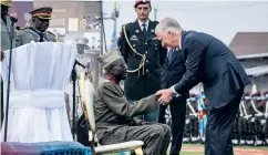  ?? BILD: SAMY NTUMBA SHAMBUYI ?? Kung Philippe hälsar på 100-årige Albert Kunyuku, den siste levande kongolesis­ka veteranen från andra världskrig­et.