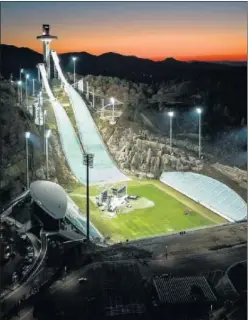  ??  ?? ESPECTACUL­AR. El trampolín de saltos de PyeongChan­g, ayer.