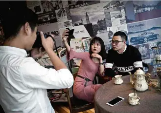  ?? Giulia Marchi - 4.out.2017/“The New York Times” ?? Aluno chinês tem aula de selfie para aprimorar seu perfil em apps de namoro on-line