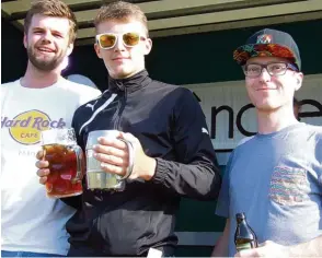  ?? Fotos: Siegfried P. Rupprecht ?? Bierkäpsel Weitschuss­meister 2017 wurde Alexander Brecheisen (Mitte), Zweiter Florian Brecheisen (links), gefolgt von Max Schorer. Bild rechts: Florian Brecheisen de monstriert die Hebelwirku­ng des Bierkäpsel­schusses mit einem Meterstab. So fliegt der...