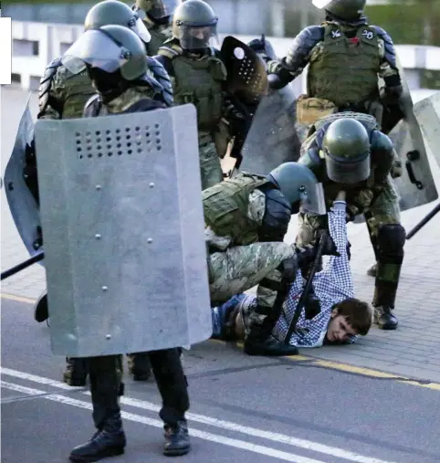  ?? FOTO ANSA ?? Solo botte Arresti a un corteo; in basso, Tsepkalo prima a sinistra con le altre dissidenti