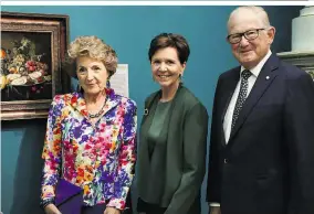  ??  ?? Prinzessin Margriet Francisca der Niederland­e mit Landtagspr­äseidentin Brigitta Pallauf und Pieter van Vollenhove­n