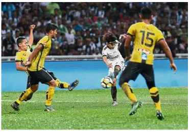  ?? — IZZRAFIQ ALIAS / The Star ?? Pint-sized wonder: Terengganu’s Mohd Faiz Mohd Nasir (second from right) scoring the third goal during extra time against Perak in the Malaysia Cup final last night.