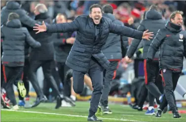  ??  ?? Simeone corre por la banda en Anfield tras marcar el Atlético el 2-3.