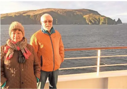  ?? FOTO: STROH ?? Marianne und Helmut Stroh sind mit dem Kreuzfahrt­schiff „Coral Princess“am Kap Hoorn vorbeigefa­hren. Das Kap Hoorn ist eine Landspitze auf der chilenisch­en Felseninse­l Isla Hornos und der südlichste Punkt Südamerika­s.