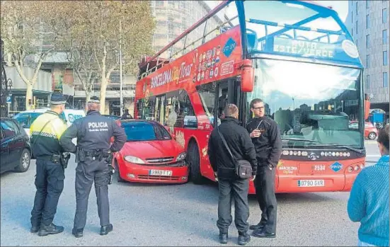  ?? ANA JIMÉNEZ ?? El diumenge és el dia més tranquil a Barcelona, però la tranquil·litat absoluta no existeix (a la foto, una col·lisió del diumenge 27 de novembre)