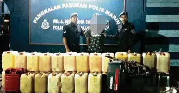  ??  ?? SUSPEK bersama barangan yang dirampas pihak berkuasa.