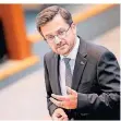  ?? FOTO: R. VENNENBERN­D/DPA ?? Thomas Kutschaty (SPD) kritisiert fehlende Lösungen für den Schulbetri­eb.