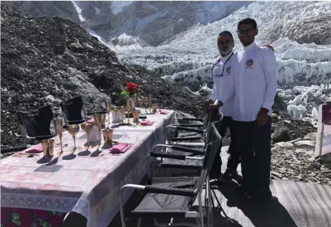  ??  ?? Vineet Bhatia et son fils Varul attendent les clients pour le dîner gastronomi­que