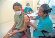  ?? BACHCHAN KUMAR/HT ?? A student heading to a foreign university gets vaccinated at Meenatai Thackeray Hospital, Nerul.