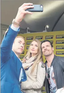  ??  ?? Selfie entre actores: De la Mota y Pujades con la Miss Mireia Lalaguna