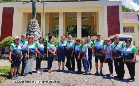  ?? ?? Sa atubangan sa UP-Visayas Oblation.