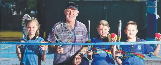  ?? ACE RESULT: John Fitzgerald with Currajong students ( Alayna Warren, 12, Lucinda Gregerson, 11, and Alex Owens, 11. Picture: SCOTT RADFORD- CHISHOLM ?? from left)