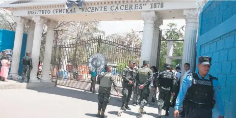  ??  ?? OPERATIVO. Policías y militares fueron desplegado­s esta semana en 53 escuelas y colegios de la capital.