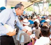  ??  ?? EVENTO. CSJ QUIERE EDUCAR SOBRE LA CONSTITUCI­ÓN Y EL PERSONAL REPARTIÓ A LOS ASISTENTES PEQUEÑOS EJEMPLARES DE LA CONSTITUCI­ÓN DE LA REPÚBLICA.