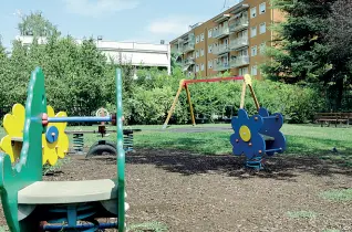  ?? (Rensi-Nardelli) ?? Ambivalent­e A sinistra il parco della Clarina desolatame­nte vuoto; a destra una famiglia di turisti cammina nel centro storico di Trento. In alto la facoltà di Sociologia