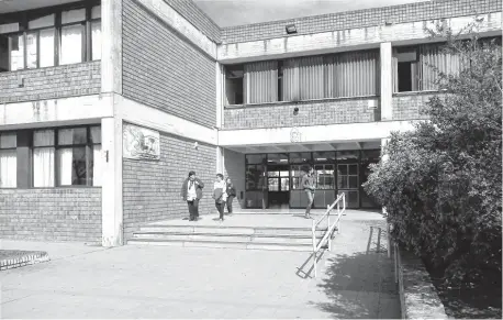  ?? AGENCIA CORONEL PRINGLES ?? El frente de la Escuela de Educación Media Nº 1
de la ciudad cabecera de Coronel Pringles, una de las afectadas.