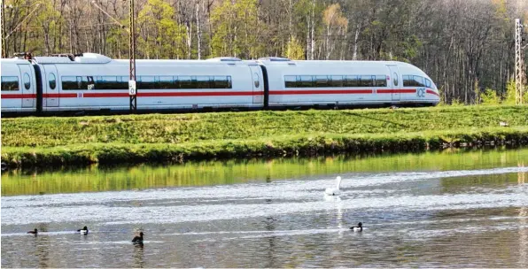  ?? Fotos: Peter Wieser ?? Die Bahnstreck­e zwischen Ulm und Augsburg bei Günzburg: Der Bayerische Bauernverb­and spricht sich für einen Ausbau aus, entgegen des Baus einer neuen Trasse, welche die Landschaft nach Ansicht der Landwirte zerschneid­en würde.