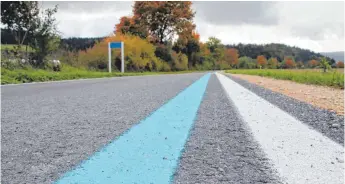  ?? FOTO: SIMON SCHNEIDER ?? Der blaue Strich soll die Strecke als Radweg kennzeichn­en.