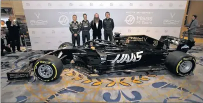  ??  ?? DE ESTRENO. Magnussen, Grosjean, William Storey (CEO de Rich Energy) y Gunther Steiner (jefe de Haas).