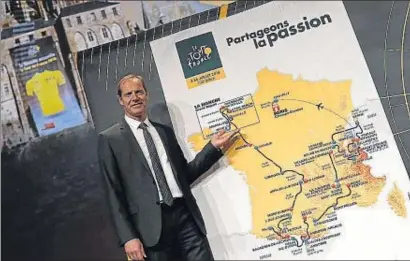  ?? CHRISTIAN HARTMANN / REUTERS ?? Christian Prudhomme ante su nuevo juguete: el recorrido del Tour 2016