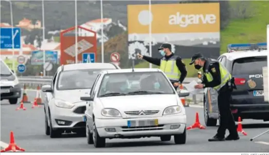  ?? FOTOS: JORDI LANDERO ?? Efectivos de la Policía Nacional piden documentac­ión a los conductore­s de los vehículos durante los controles en la frontera con Portugal.