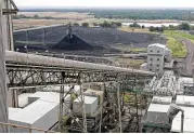  ?? David J. Phillip / Associated Press file ?? Coal moves up a conveyor belt into the Big Brown coal-fired power plant near Fairfield.