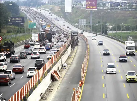  ?? —Bernama photo ?? Photo shows traffic along the PLUS highway near Plaza Tol Seremban.