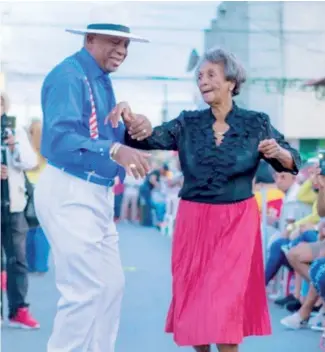  ?? F. EXTERNA ?? Cada domingo decenas de visitantes se dirigen a Los Pepines a bailar son.