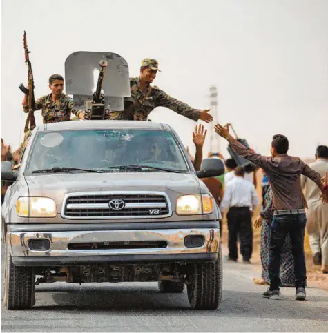  ?? Foto: Sana, dpa ?? Syrische Regierungs­truppen auf dem Vormarsch in den Nordosten des Landes. Dieser wurde bisher von der Kurdenmili­z YPG kontrollie­rt.