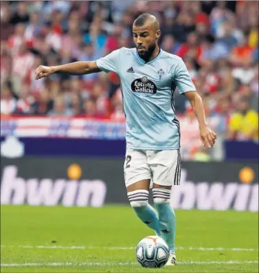  ??  ?? Rafinha Alcántara conduce el balón durante el partido entre el Atlético y el Celta en el Metropolit­ano.