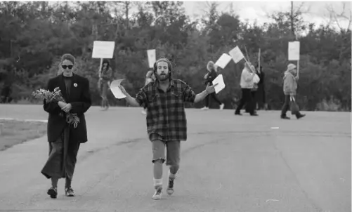  ?? FILE ?? Canadian singer-activist Kathleen Yearwood, left, and activist David Malmo-Levine outside the Edmonton Institutio­n, commemorat­ing prisoner deaths in Canadian prisons.