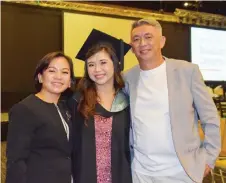  ?? ?? Stephanie with parents Connie Delos Reyes and Wong Ken Hung at the graduation ceremony.