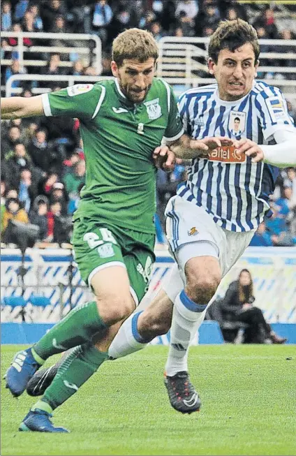  ?? FOTO: JOSE IGNACIO UNANUE ?? Refuerzo para el centro del campo Brasanac pelea con Oyarzabal, de la Real, en un partido de la pasada temporada