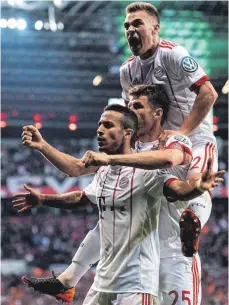  ?? FOTO: DPA ?? Thiago (v. li.), Thomas Müller und Joshua Kimmich bejubeln das 1:4.