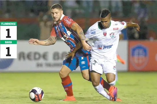  ??  ?? Zé Rafael e Jarbas disputam a bola no gramado do Joia da Princesa. Mesmo com um a mais, Bahia sofre o gol de empate do Fluminense de Feira