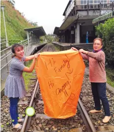  ??  ?? Writing on our Chinese Sky Lantern and setting it out. Sky lantern shop owners also offered to take our pictures and videos.