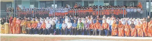  ??  ?? SIAP: Awla ditemani Khair (duduk, tengah) dan tetamu kehormat lain serta warga sekolah merakam kenangan di hadapan bangunan baharu Sekolah Kebangsaan Haji Bujang Rangawan Putin, Sadong Jaya.