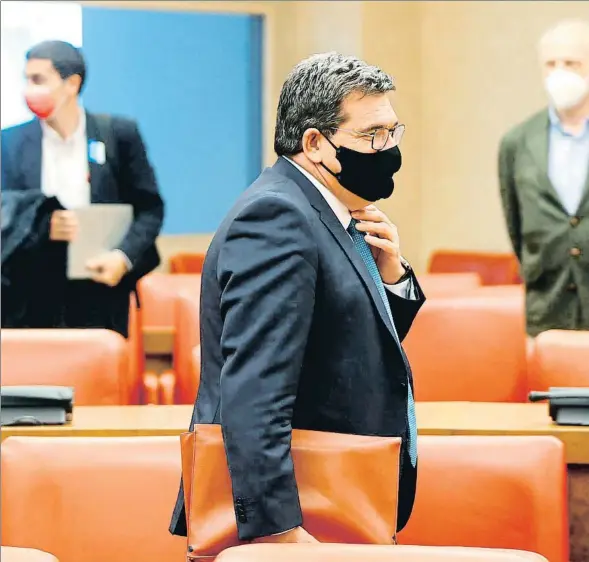  ??  ?? El ministro de Inclusión, Seguridad Social y Migracione­s, José Luis Escrivá, llegando a la comisión del Pacto de Toledo del Congreso