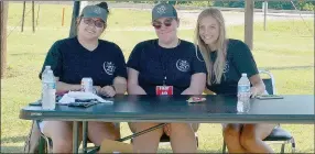  ?? Keith Bryant/The Weekly Vista ?? Volunteers Nayeli Tarin, left, Catherine Davitt and Alli Clifton sit at an aid station on the Kingswood golf course, just off U.S. Highway 71.