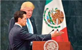  ??  ?? Presumió conversaci­ón. El presidente de EUA, Donald Trump, aseguró que su homólogo mexicano Enrique Peña Nieto lo halagó por la reducción en deportacio­nes.